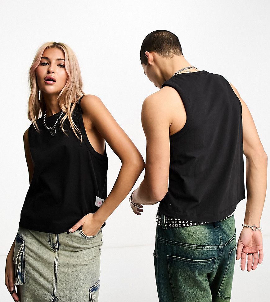 Canotta corta unisex nera con cuciture a vista - In esclusiva per ASOS - Calvin Klein Jeans - Modalova