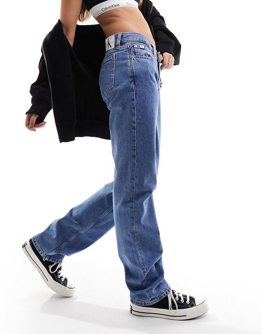 Jeans dritti a vita bassa lavaggio medio - Calvin Klein Jeans - Modalova