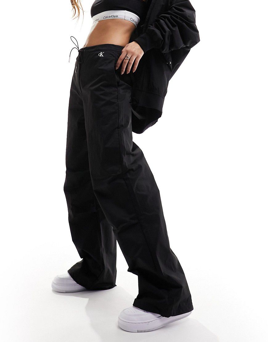 Pantaloni stile paracadutista neri - Calvin Klein Jeans - Modalova