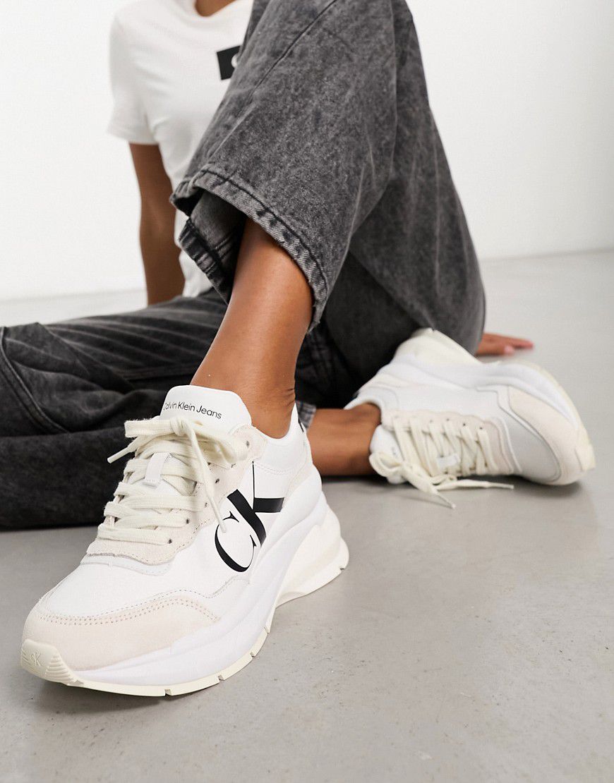 Sneakers stile runner bianche con zeppa e monogramma del logo - Calvin Klein Jeans - Modalova