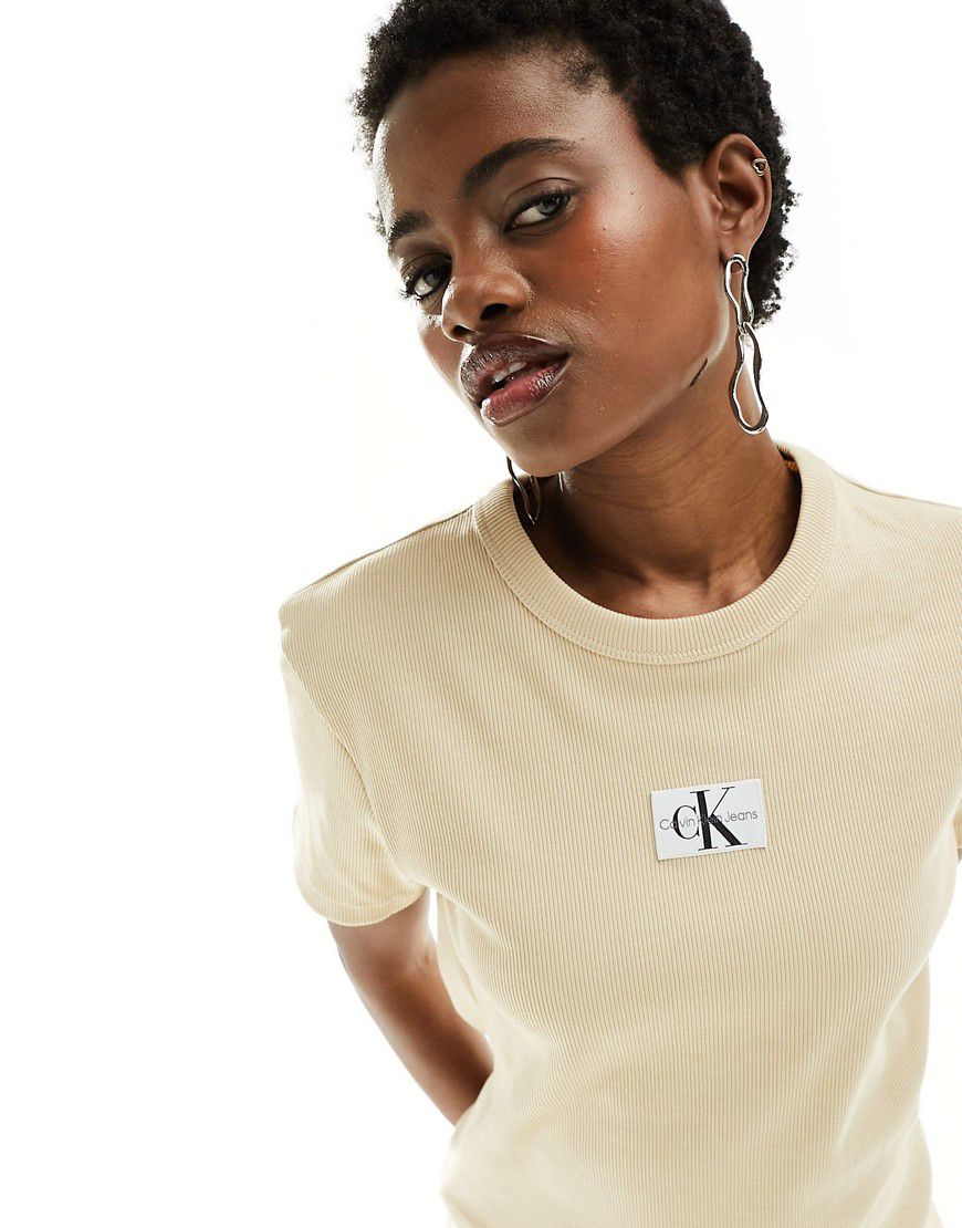 T-shirt color sabbia a coste con etichetta cucita del logo - Calvin Klein Jeans - Modalova