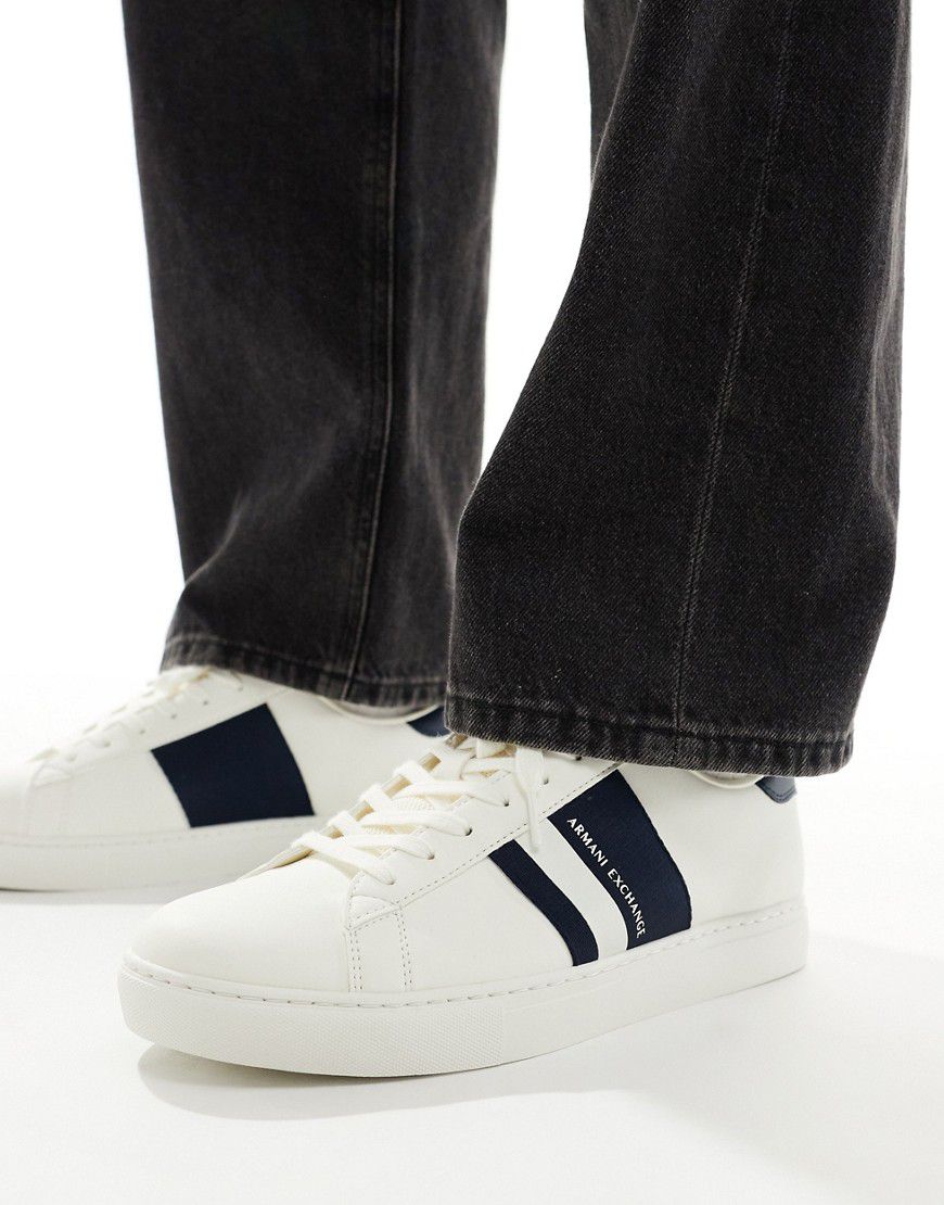Sneakers bianche e blu navy con righe laterali con logo - Armani Exchange - Modalova