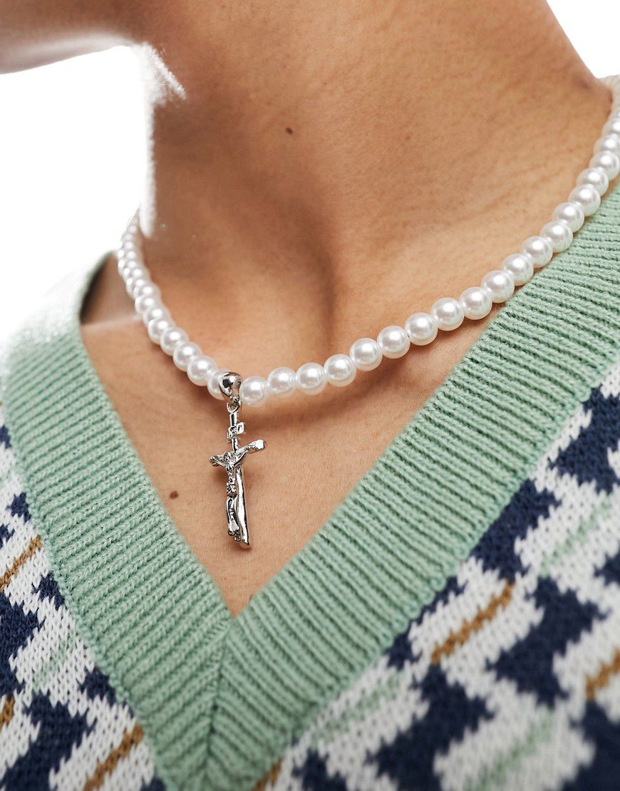 Collana con perle sintetiche da 6 mm con pendente a croce argentata - ASOS DESIGN - Modalova