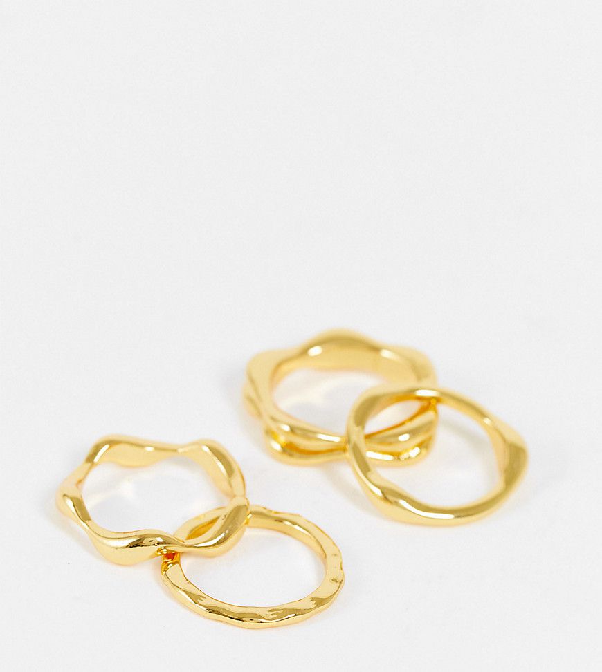 Confezione da 4 anelli placcati 14 carati con design ondulato effetto fuso - ASOS DESIGN - Modalova