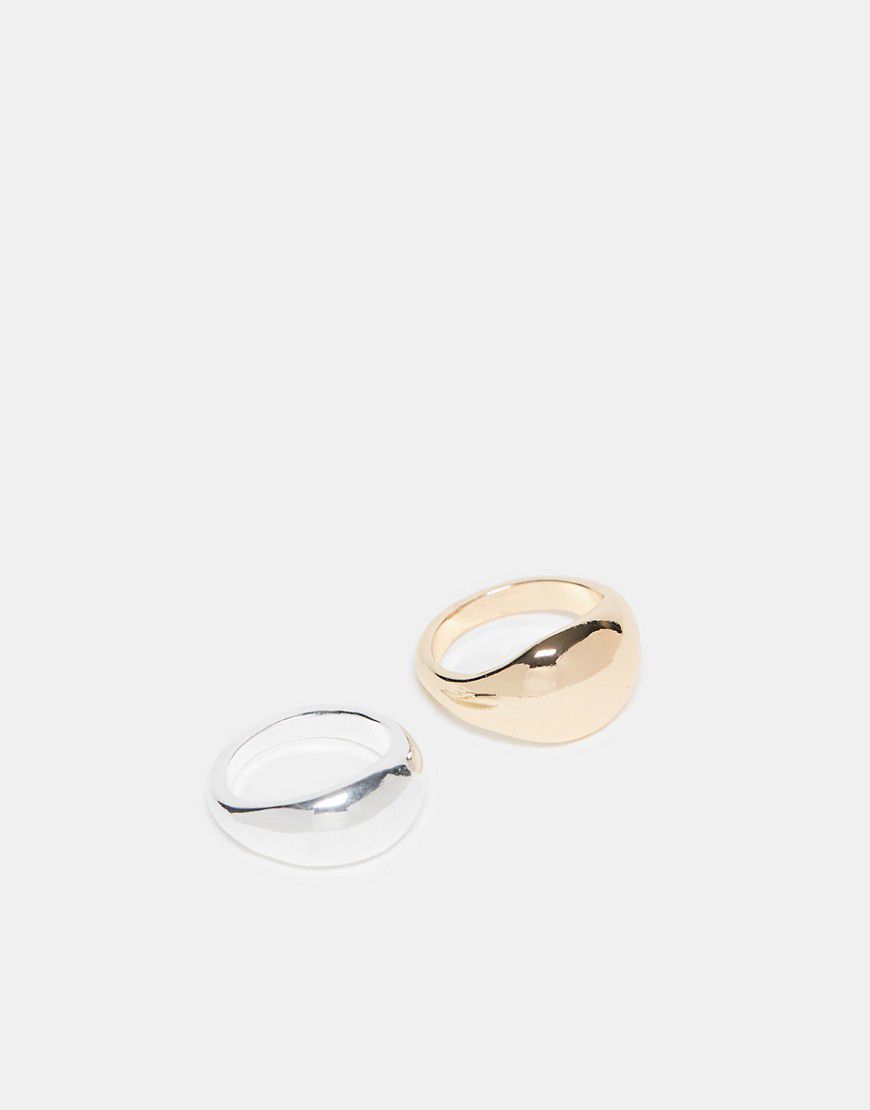 Confezione da 2 anelli con design bombato in metalli misti - ASOS DESIGN - Modalova