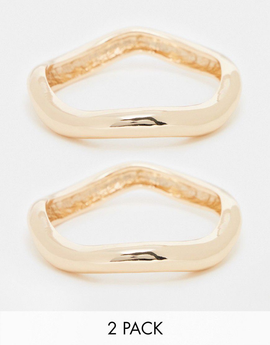 Confezione da 2 bracciali rigidi dorati con design ondulato - ASOS DESIGN - Modalova