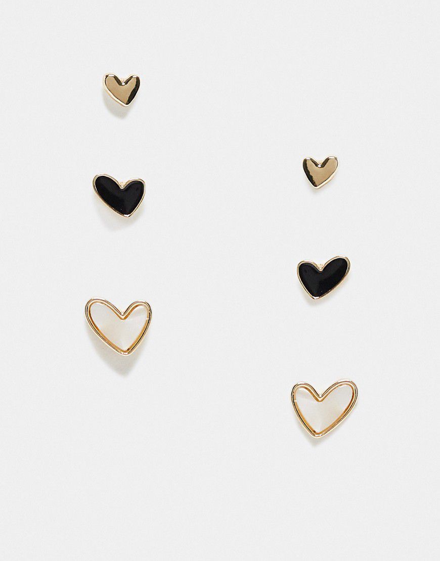 Confezione da 3 paia di orecchini a bottone a forma di cuore dorati, in smalto nero ed effetto perla - ASOS DESIGN - Modalova