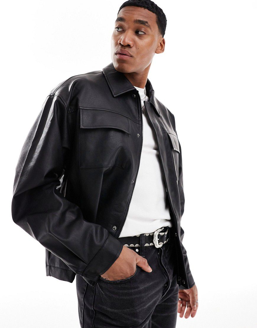 Camicia giacca oversize in pelle sintetica nera con tasche - ASOS DESIGN - Modalova
