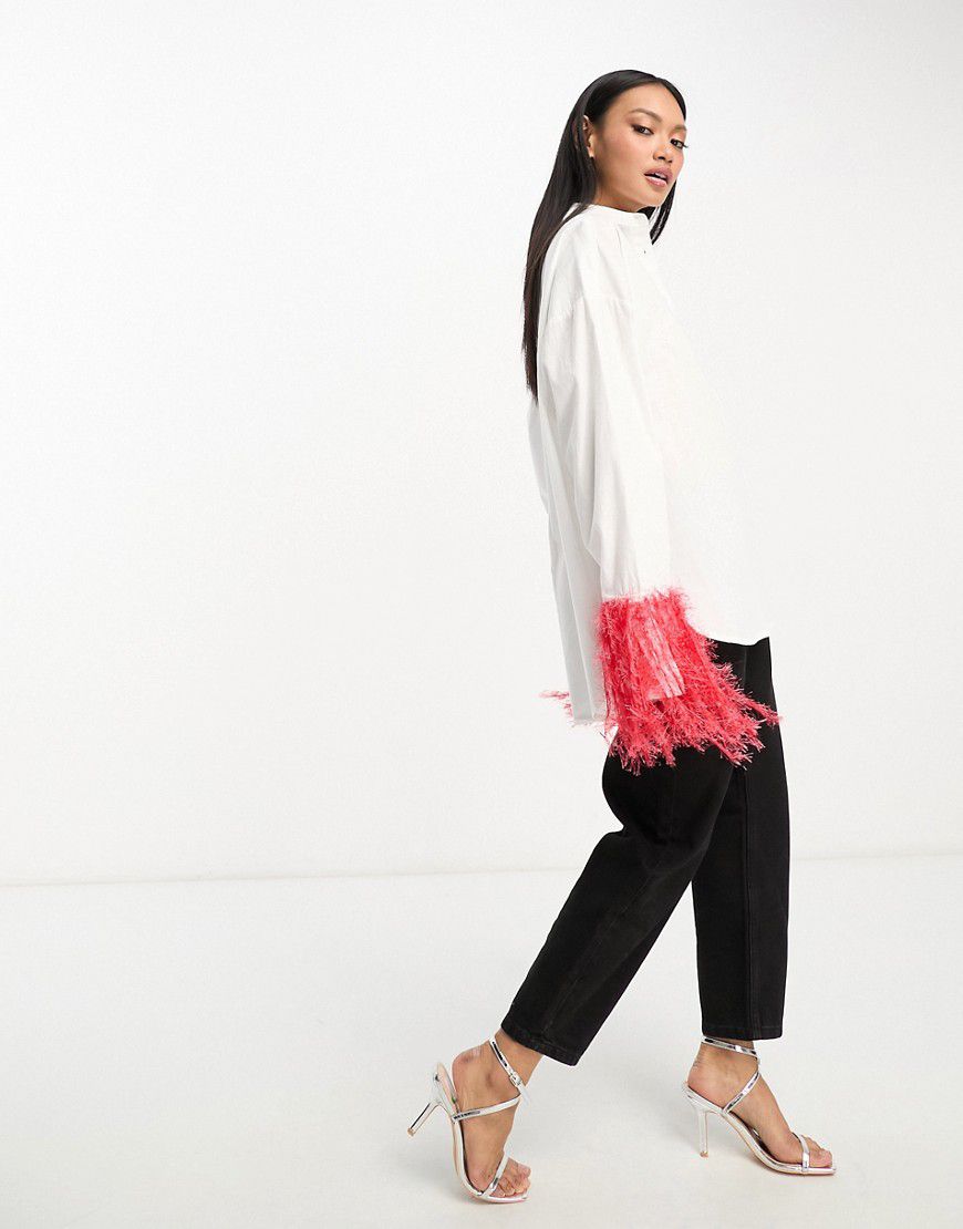 Camicia in cotone bianca con piume sintetiche rosse sui polsini - ASOS DESIGN - Modalova