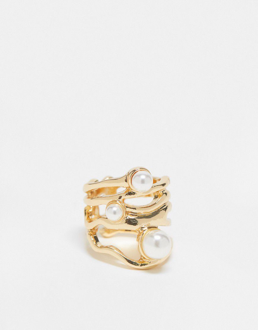 Anello dorato con design effetto metallo fuso e perle sintetiche - ASOS DESIGN - Modalova