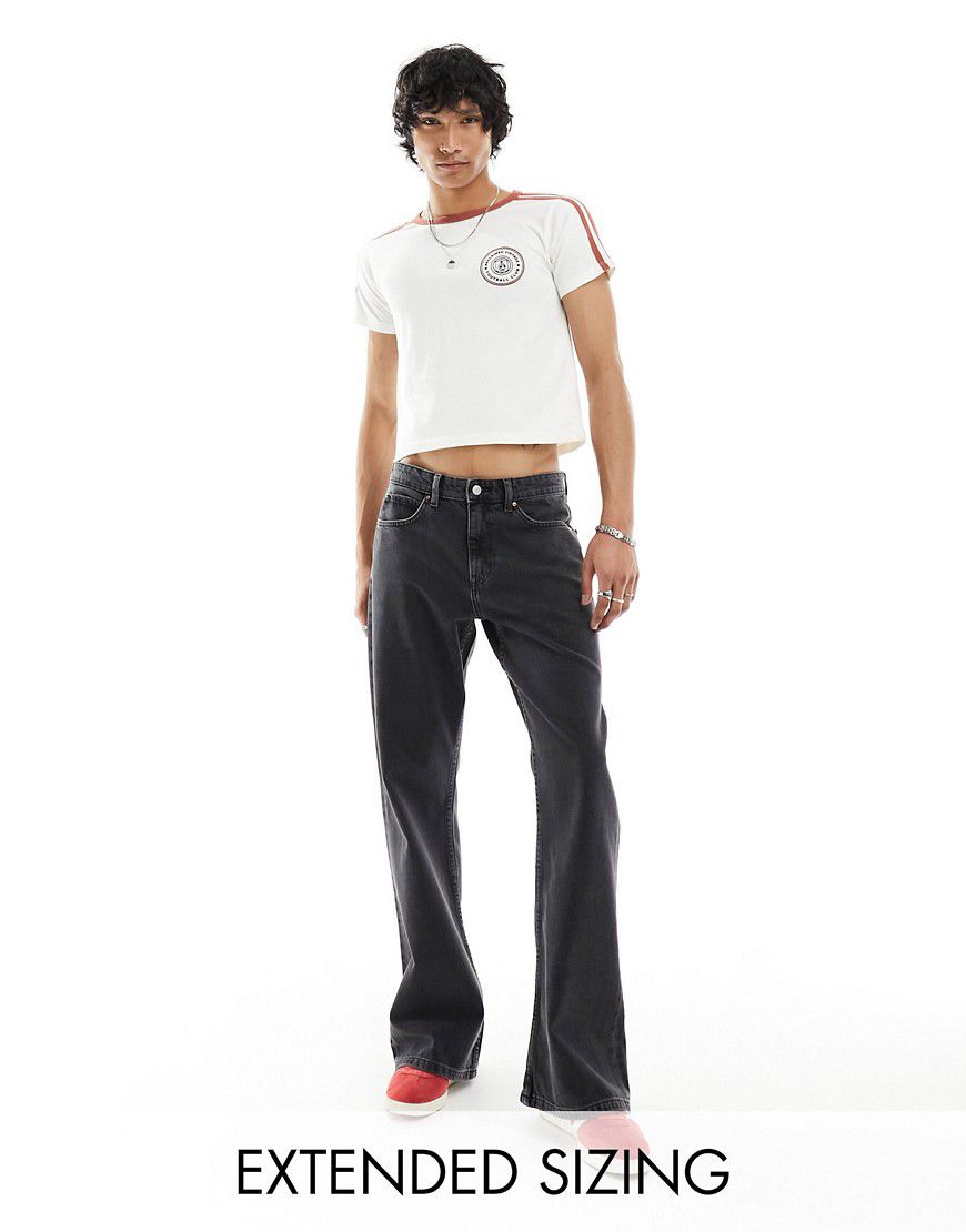 Jeans a zampa con fondo ampio slavato - ASOS DESIGN - Modalova