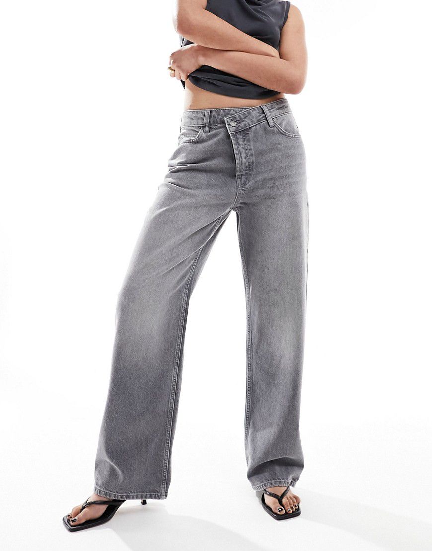 Jeans dad fit grigi con incrocio sul davanti - ASOS DESIGN - Modalova