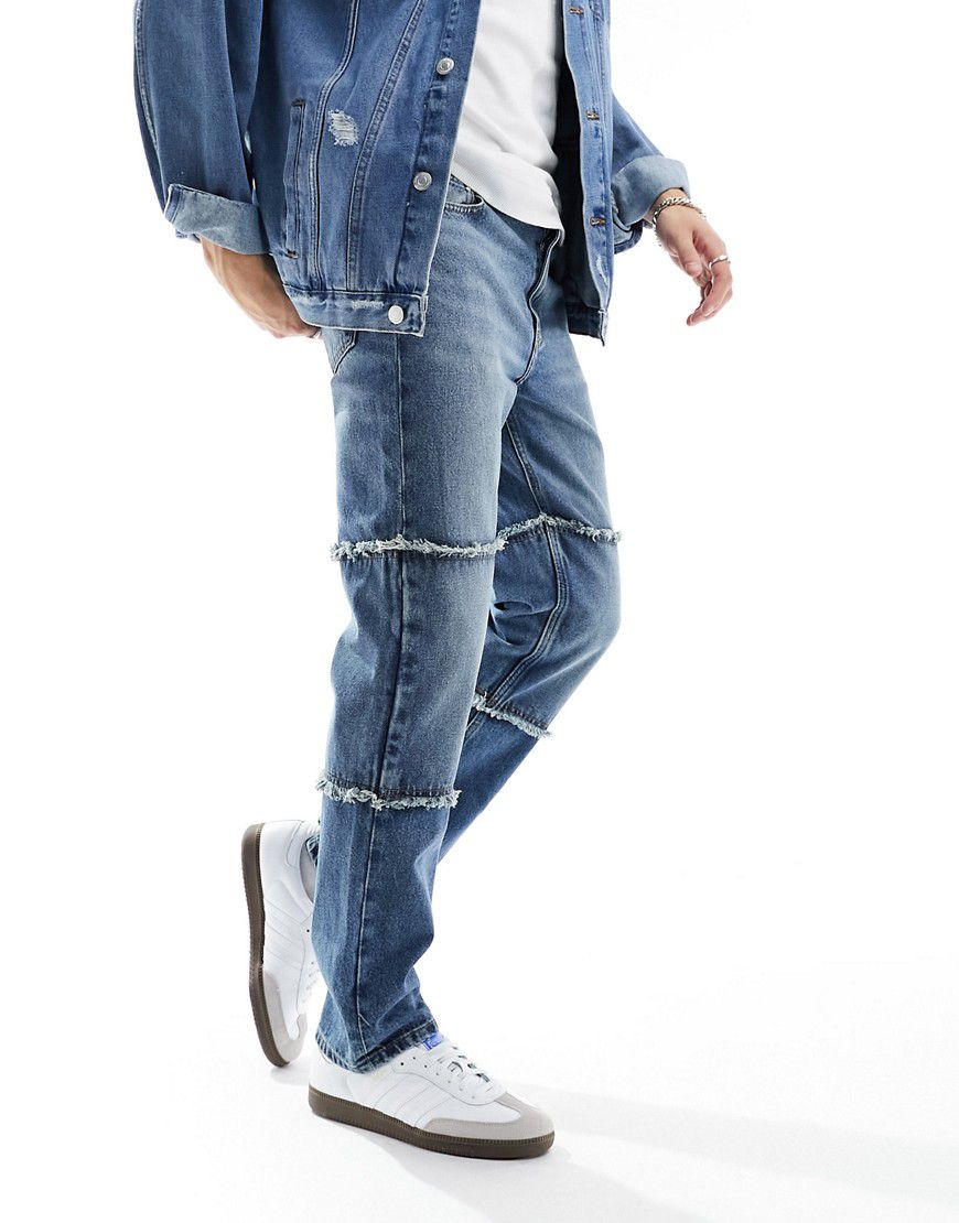 Jeans dritti lavaggio medio con pannelli sfrangiati sugli orli - ASOS DESIGN - Modalova