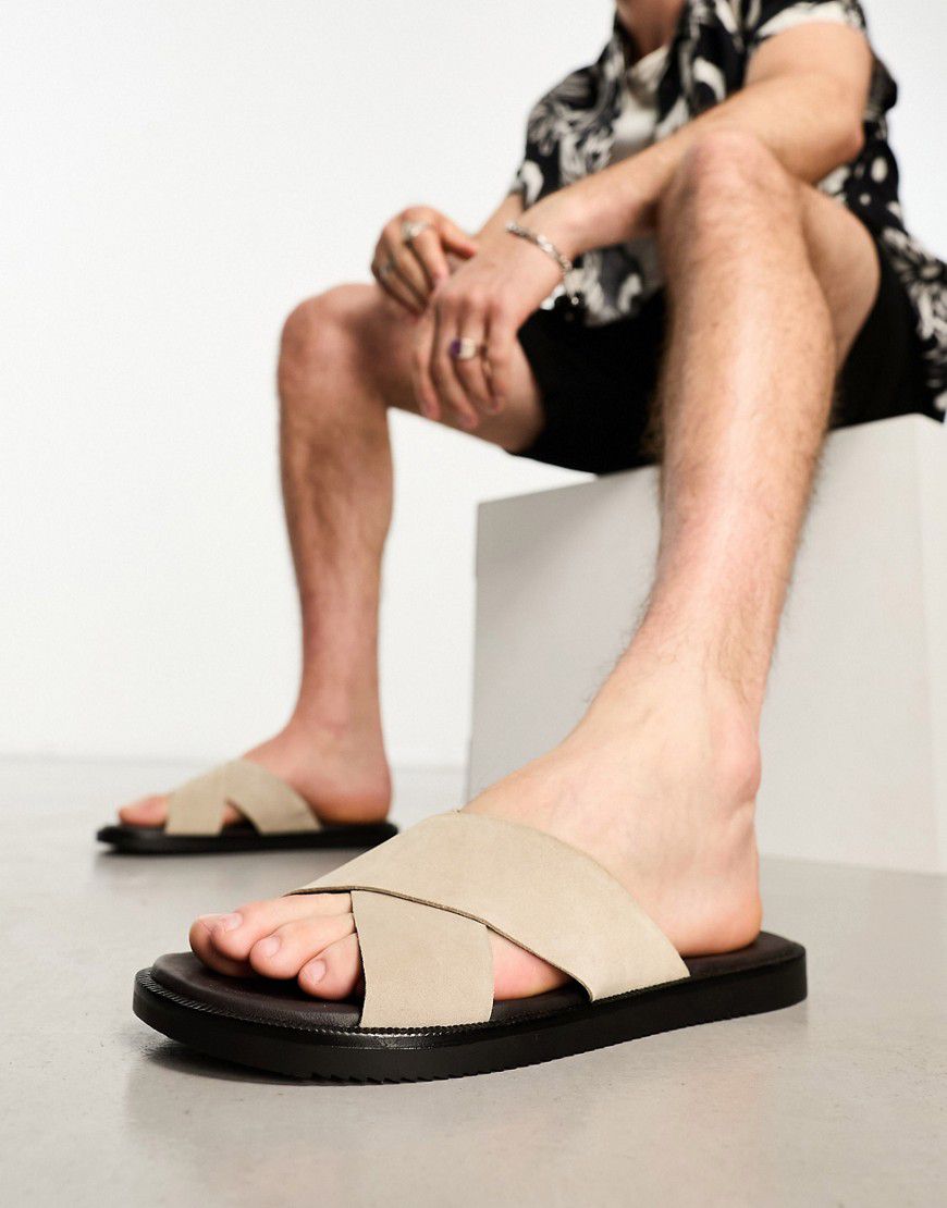 Sandali con fasce incrociate in camoscio color pietra - ASOS DESIGN - Modalova