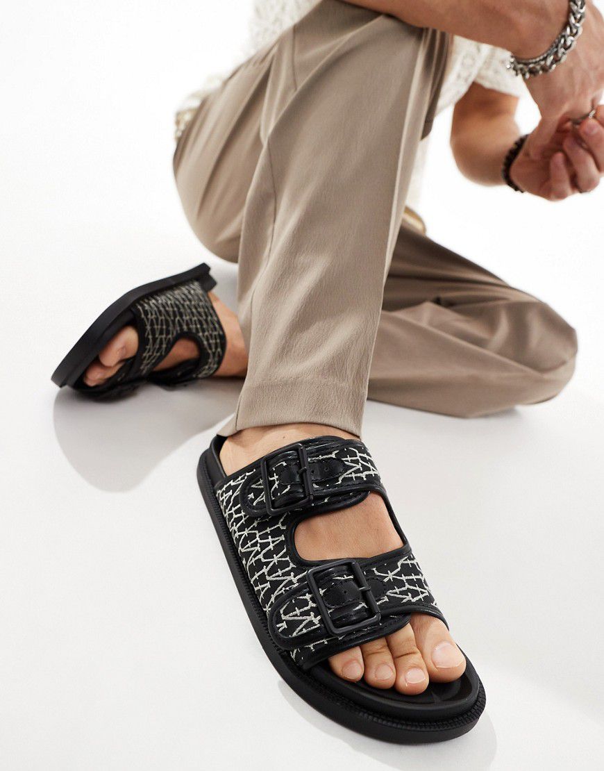 Sandali neri in tela con monogrammi e fascette doppie - ASOS DESIGN - Modalova
