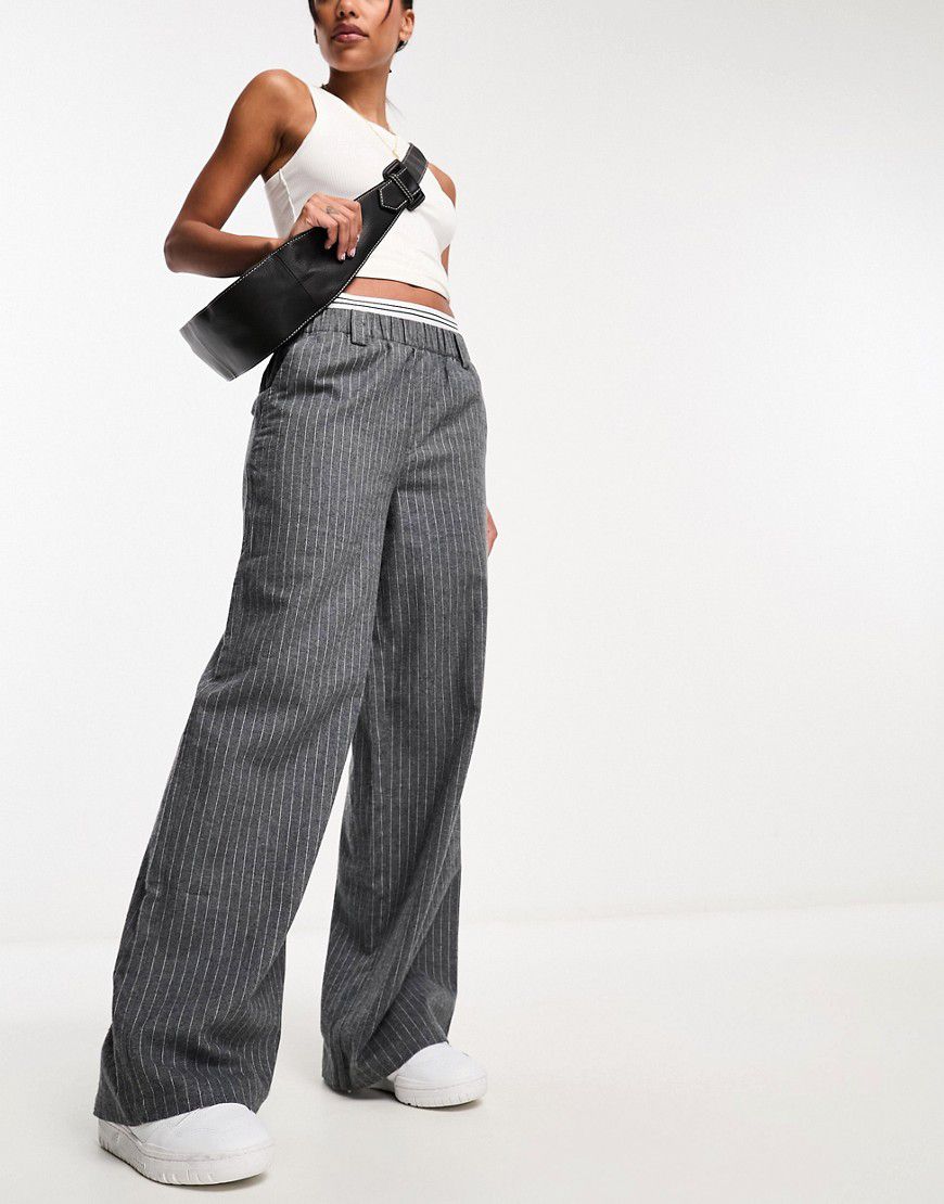 Pantaloni a fondo ampio grigi a righe con dettaglio sul girovita - ASOS DESIGN - Modalova