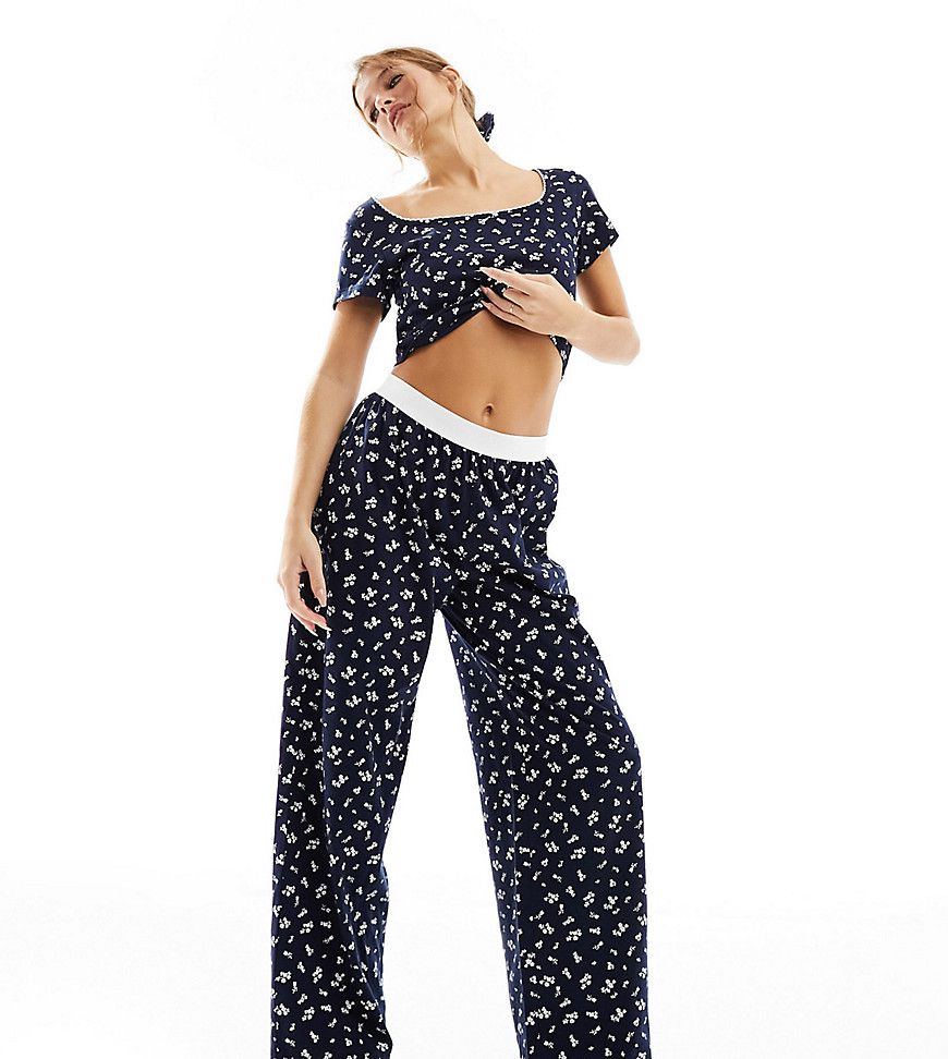 Petite - Pantaloni del pigiama mix & match con stampa a fiorellini, fascia in vita esposta e finiture a festoncino - ASOS DESIGN - Modalova