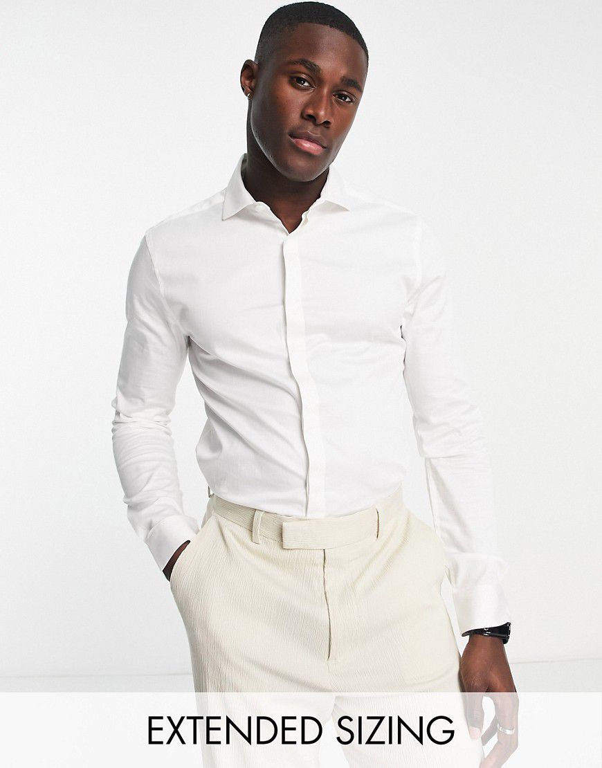 Premium - Camicia skinny elegante in rasatello bianca con colletto alla francese - ASOS DESIGN - Modalova