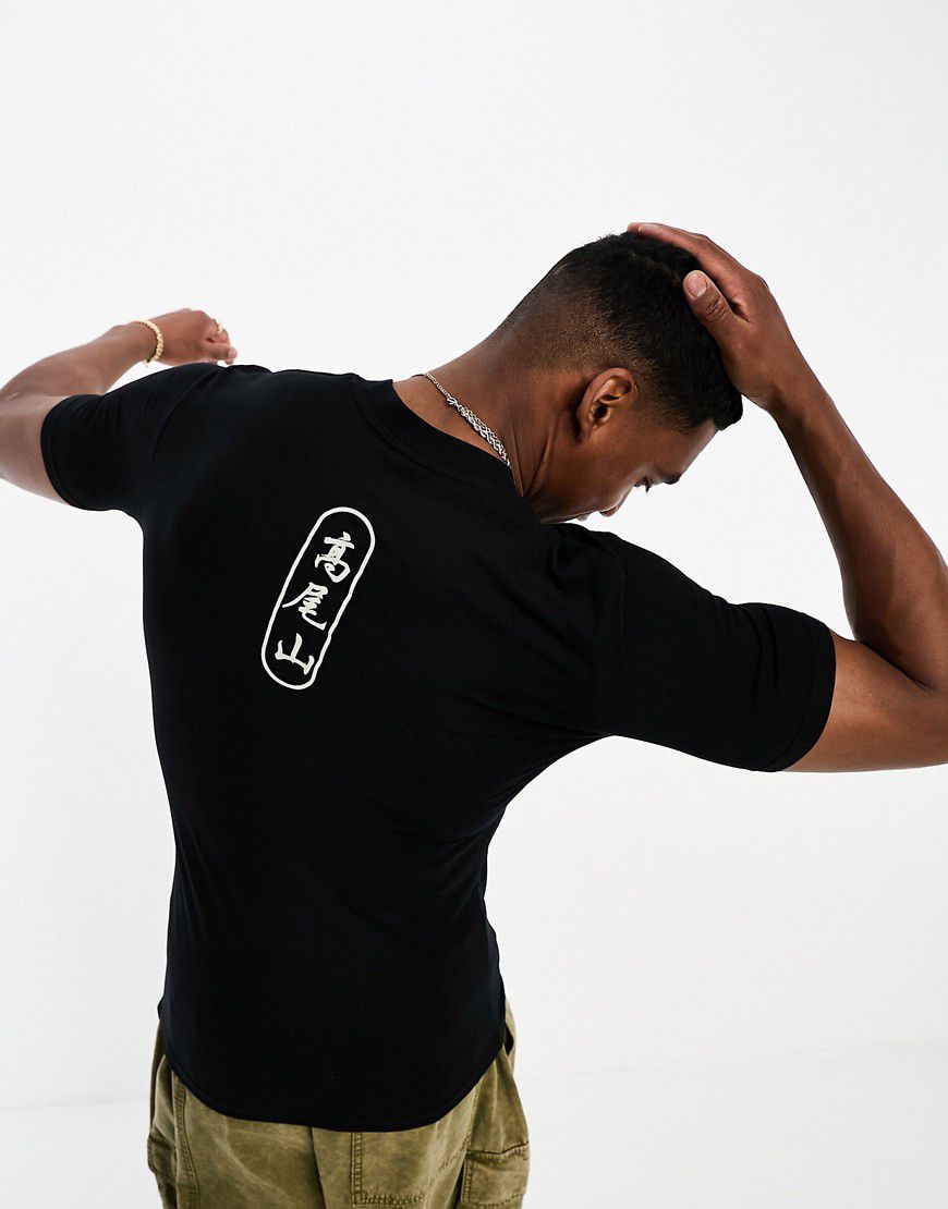 T-shirt attillata nera con scritta sulla schiena - ASOS DESIGN - Modalova