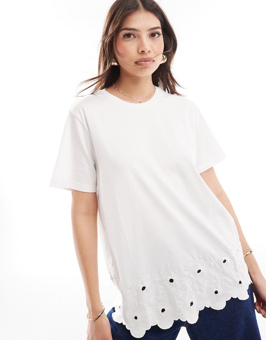 T-shirt bianca con fondo ricamato - ASOS DESIGN - Modalova