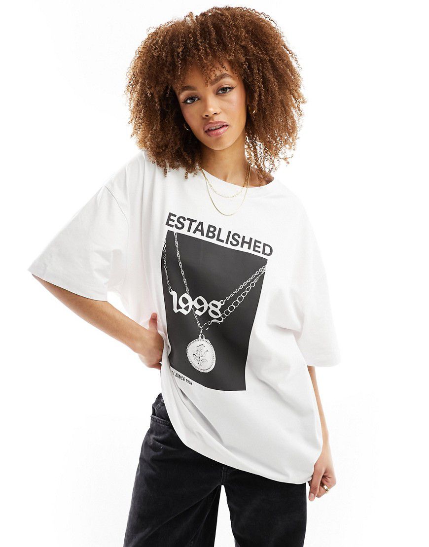 T-shirt boyfriend bianca con stampa con scritta "Established" e catena - ASOS DESIGN - Modalova