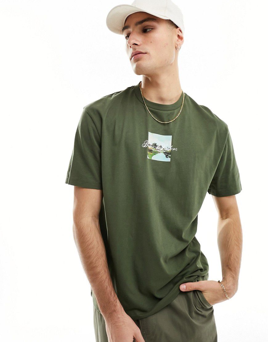 T-shirt comoda kaki con stampa di paesaggio sul petto - ASOS DESIGN - Modalova