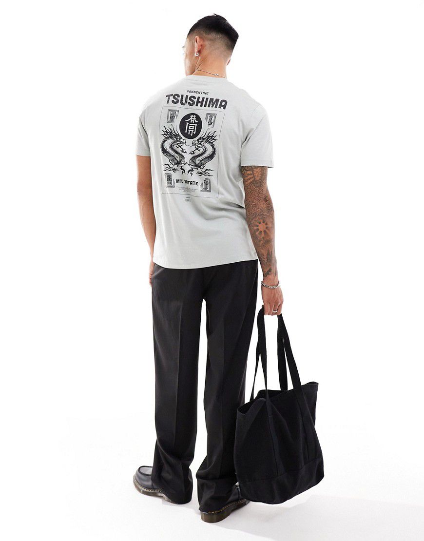 T-shirt grigia con stampa "Souvenir" sul retro - ASOS DESIGN - Modalova