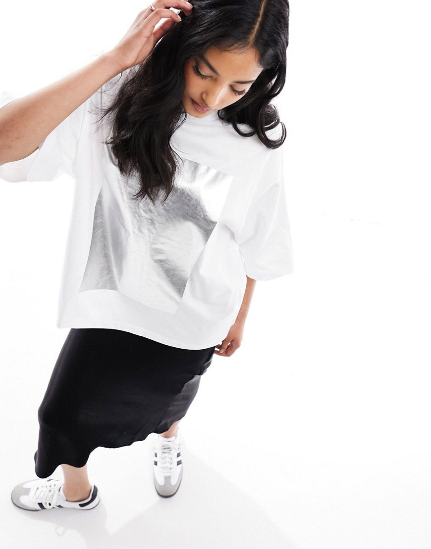 T-shirt oversize bianca con stampa laminata argentata - ASOS DESIGN - Modalova