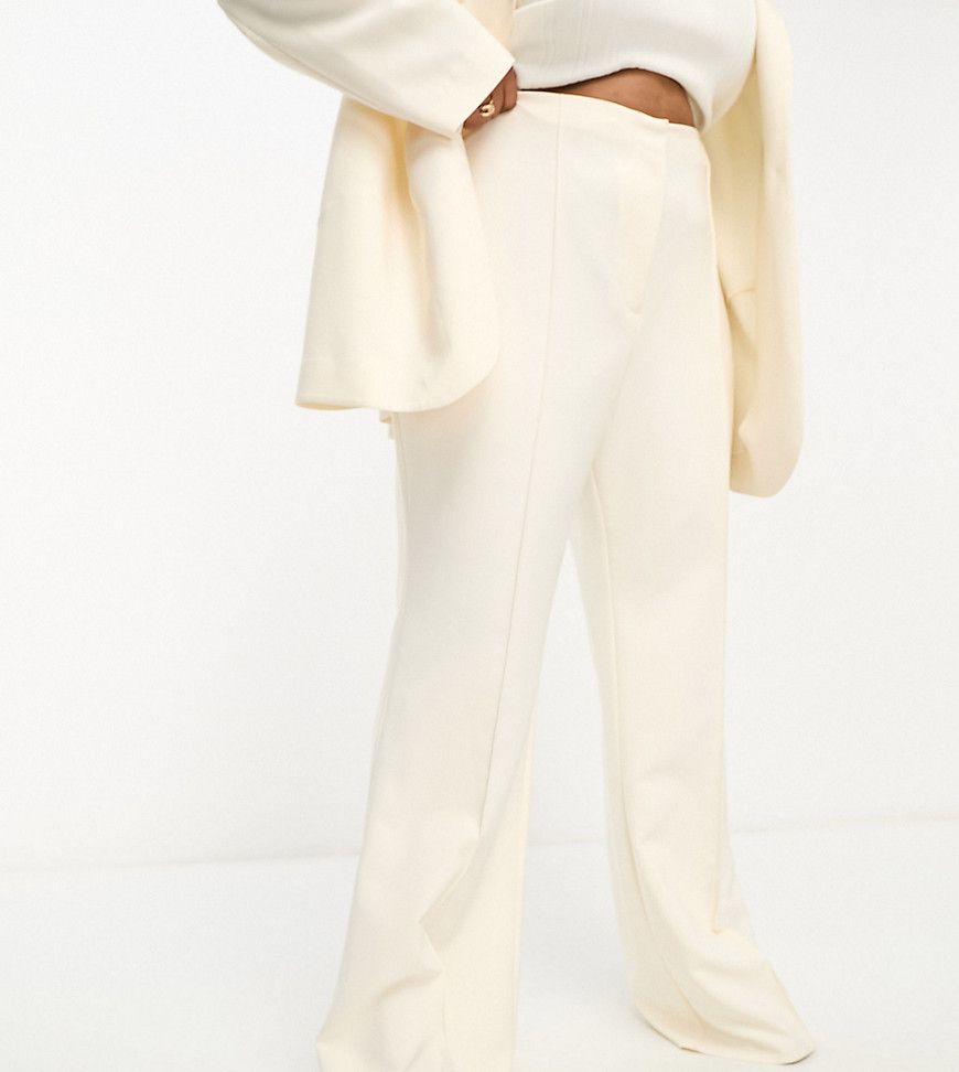 Curve - Pantaloni da abito a zampa color crema - ASOS LUXE - Modalova