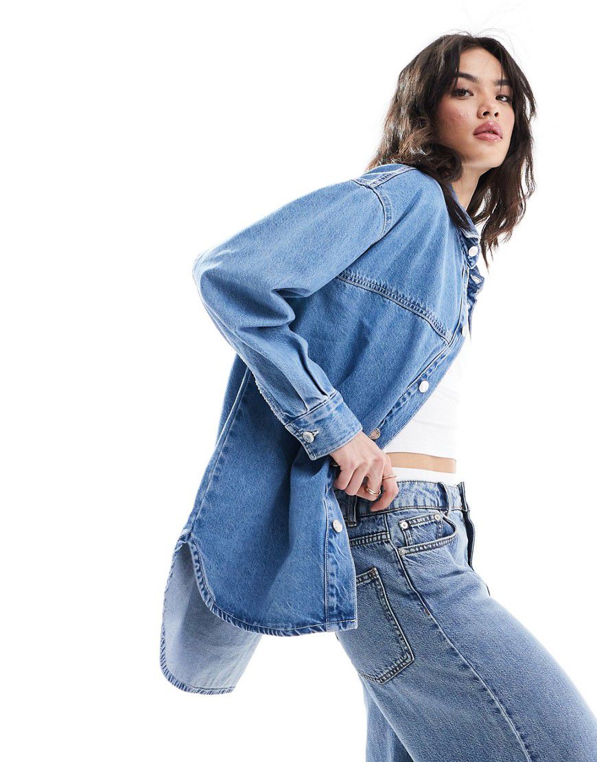 Camicia di jeans taglio lungo oversize medio - Bershka - Modalova