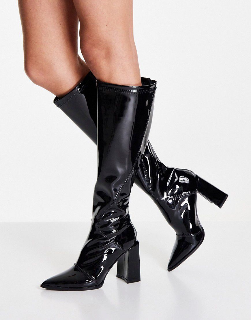 Stivali al ginocchio elasticizzati con tacco, colore vernice nera - Glamorous - Modalova