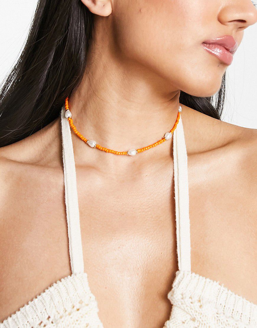 Collana da festival con perle e perline arancioni - DesignB London - Modalova