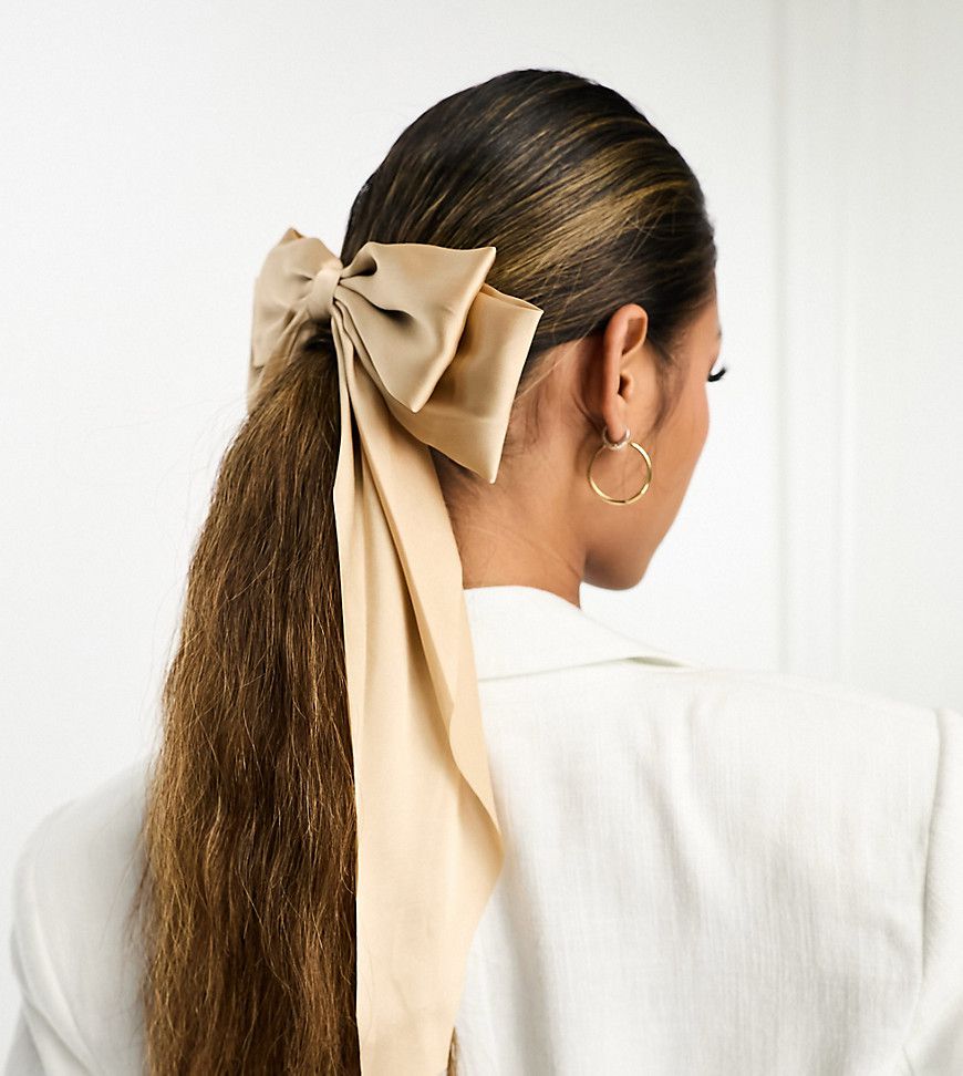 Fermaglio per capelli con fiocco beige lungo - DesignB London - Modalova