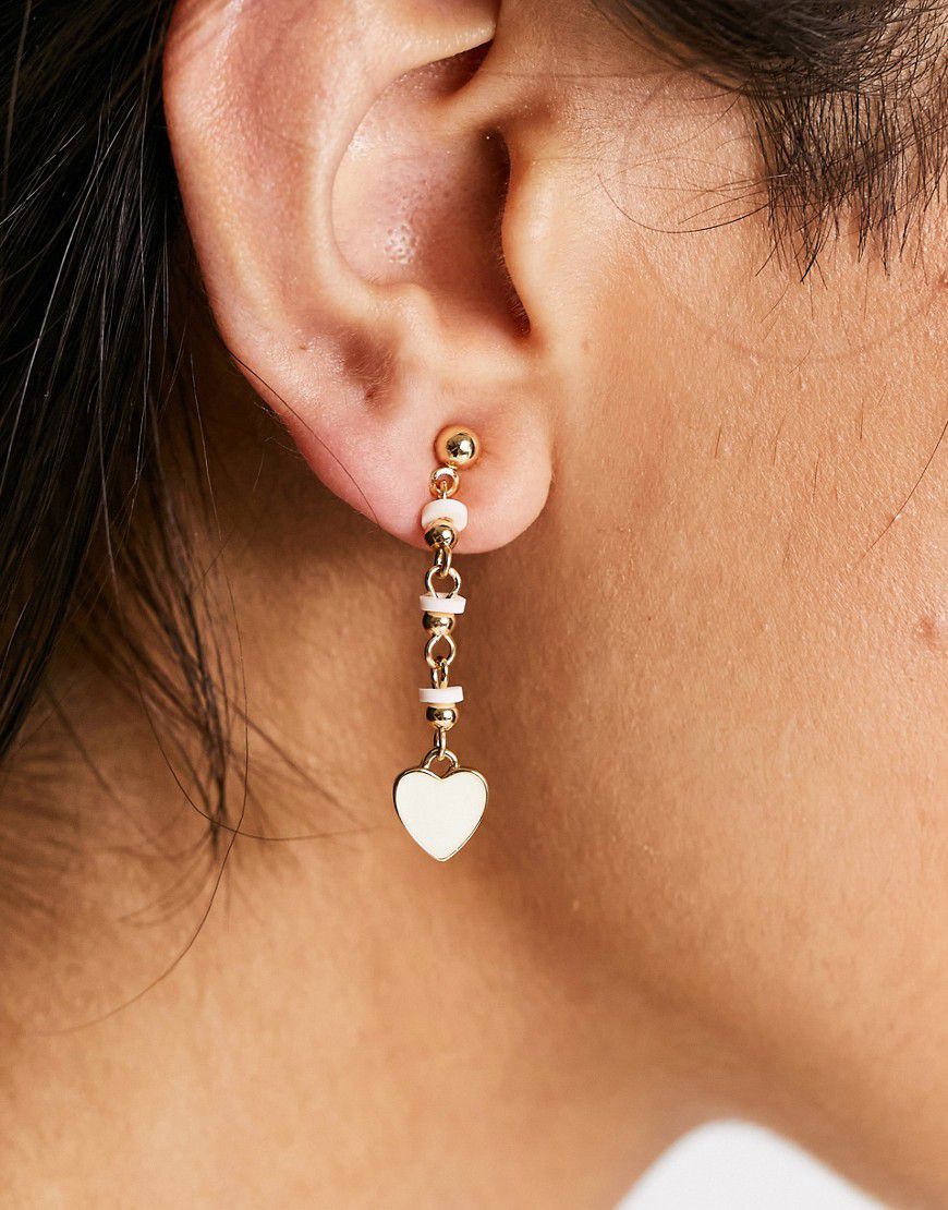 Orecchini pendenti color con perle e ciondolo a forma di cuore - DesignB London - Modalova