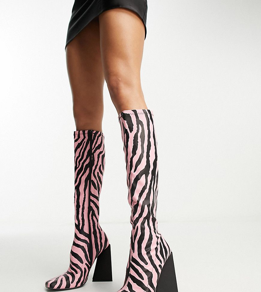 Esclusiva x Paris Artiste - Peggy - Stivali al ginocchio con tacco e stampa zebrata rosa - Public Desire - Modalova