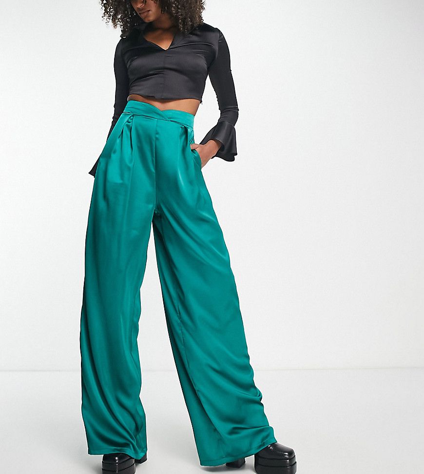 Pantaloni con pinces a fondo ampio in raso smeraldo - Flounce London Tall - Modalova