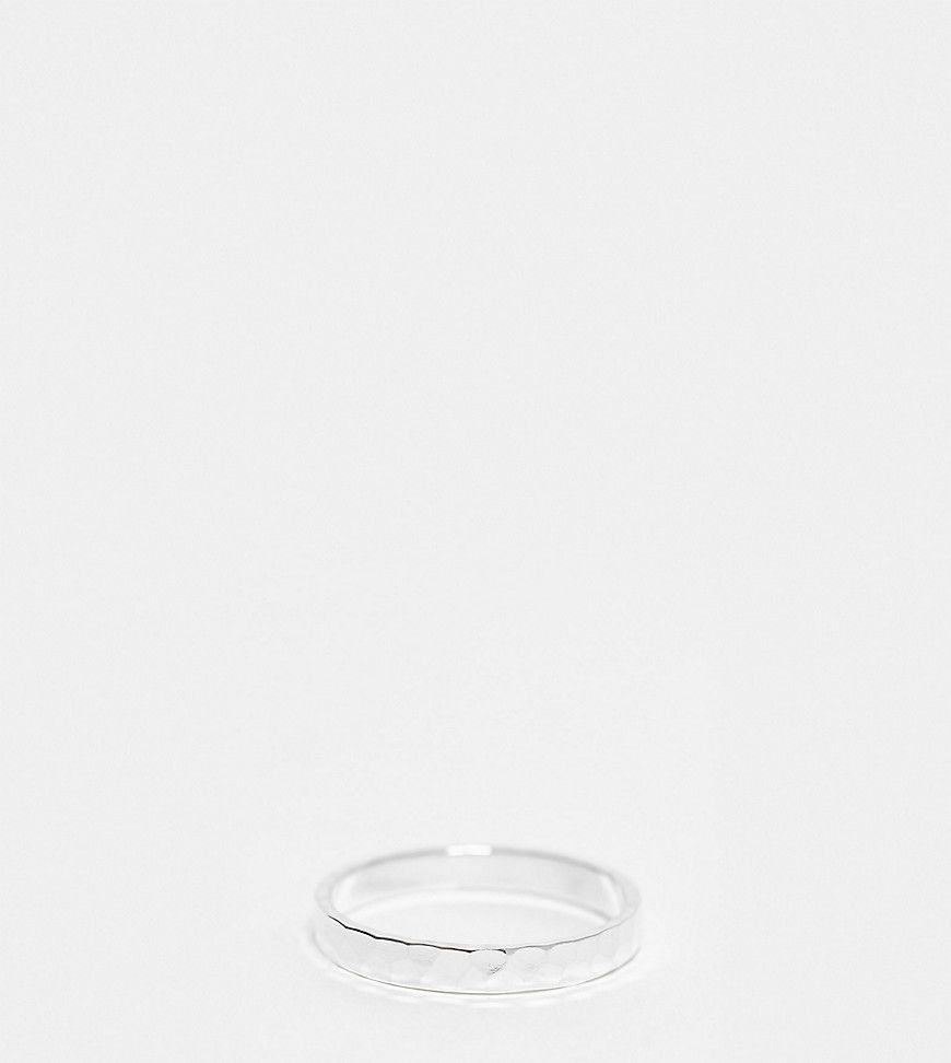Anello a fascia da 3 mm in sterling martellato - Kingsley Ryan - Modalova