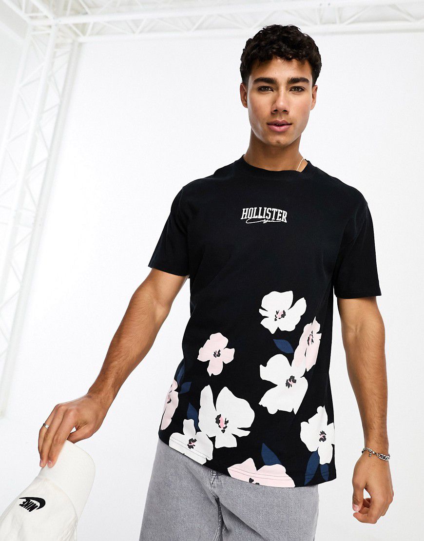 T-shirt nera con logo centrale e stampa di fiori di ciliegio - Hollister - Modalova