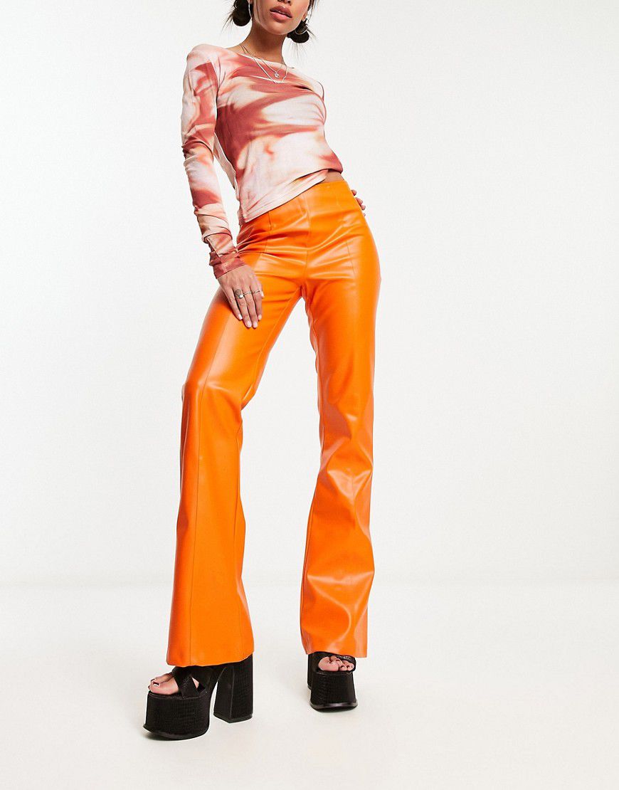 Pantaloni con fondo ampio in pelle sintetica arancioni in coordinato - Heartbreak - Modalova