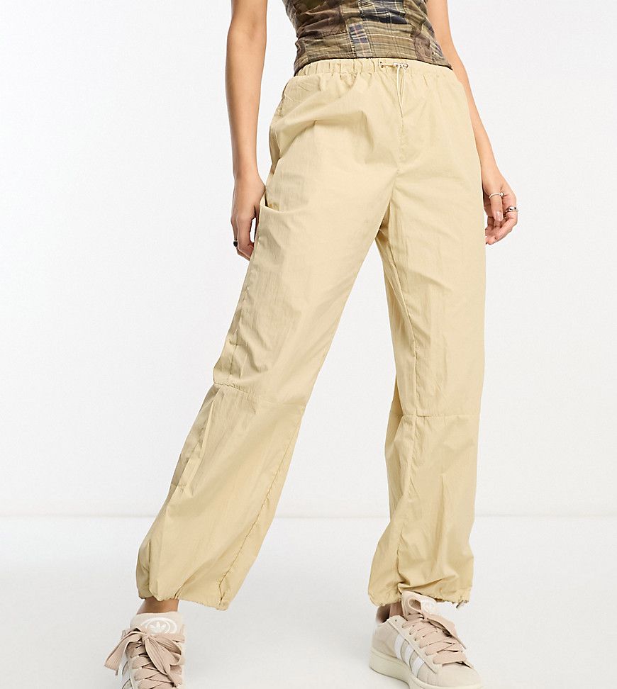 Pantaloni a fondo ampio color pietra stile paracadutista - Heartbreak Petite - Modalova