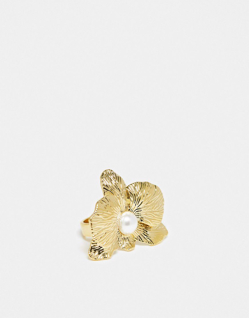 Anello appariscente color con perla sintetica e design floreale - Other Stories - Modalova