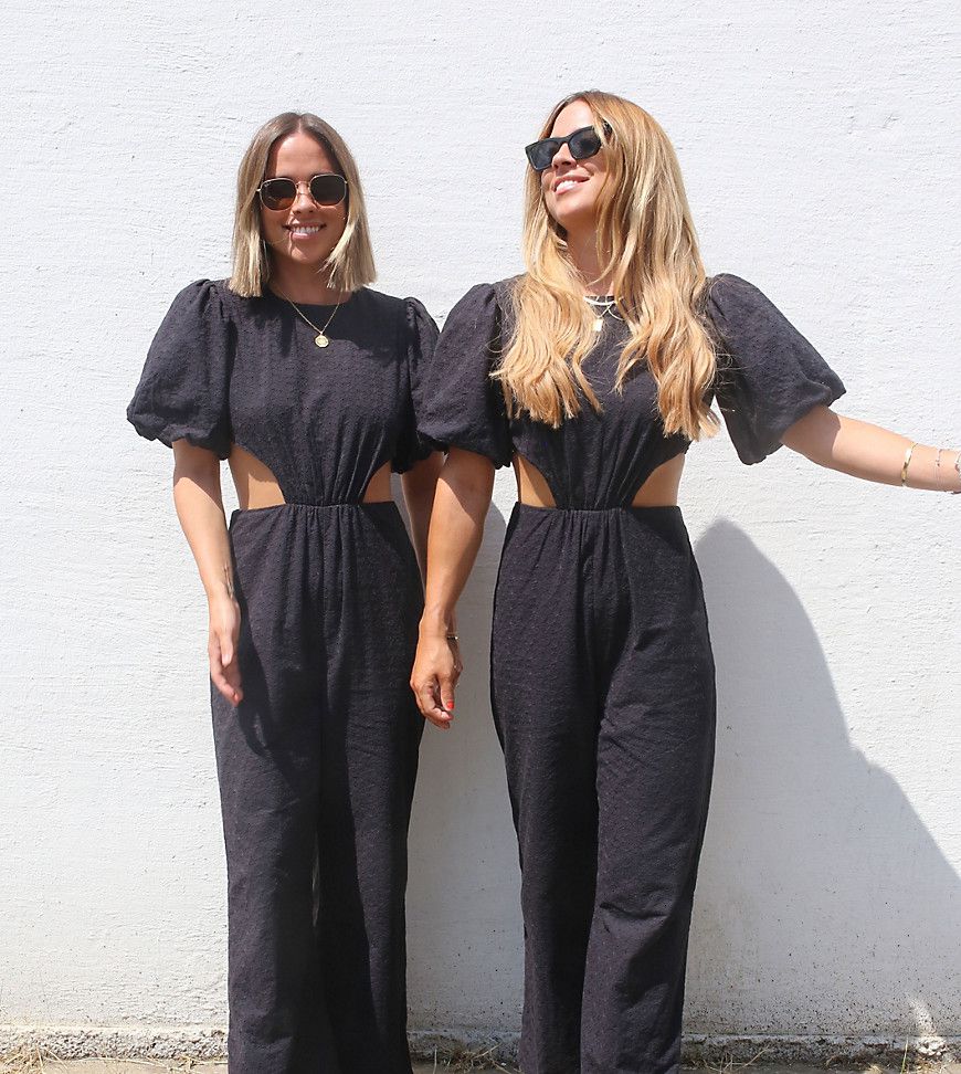 X Collyer Twins - Tuta jumpsuit nera in pizzo con maniche a sbuffo e cut-out - Labelrail - Modalova