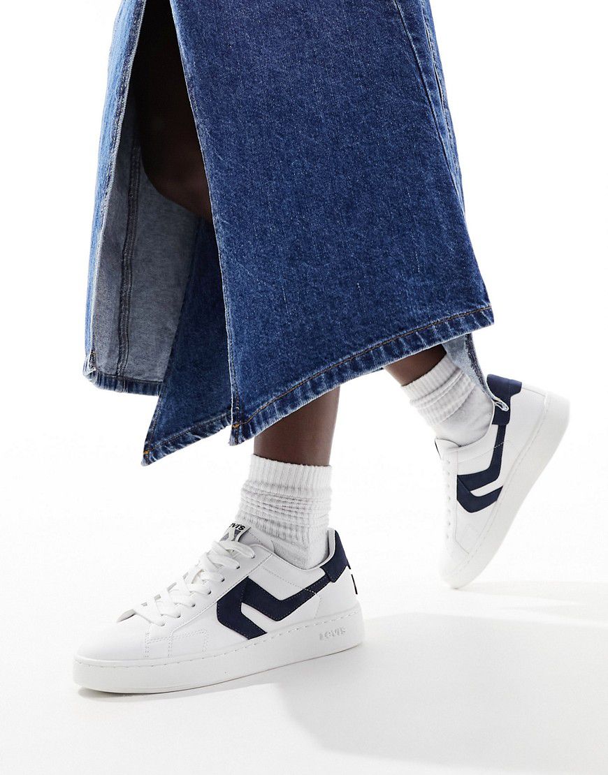 Swift - Sneakers in pelle bianche con dettagli scamosciati blu navy e logo - Levi's - Modalova