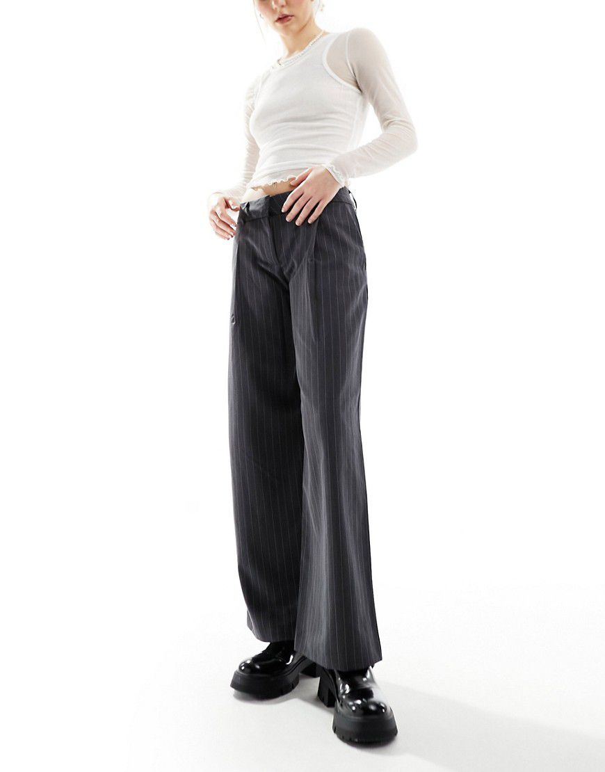 Pantaloni affusolati sartoriali grigi con motivo gessato - Monki - Modalova