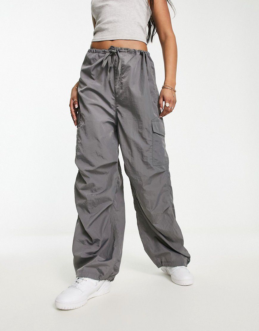 Pantaloni grigi stile paracadutista - Monki - Modalova
