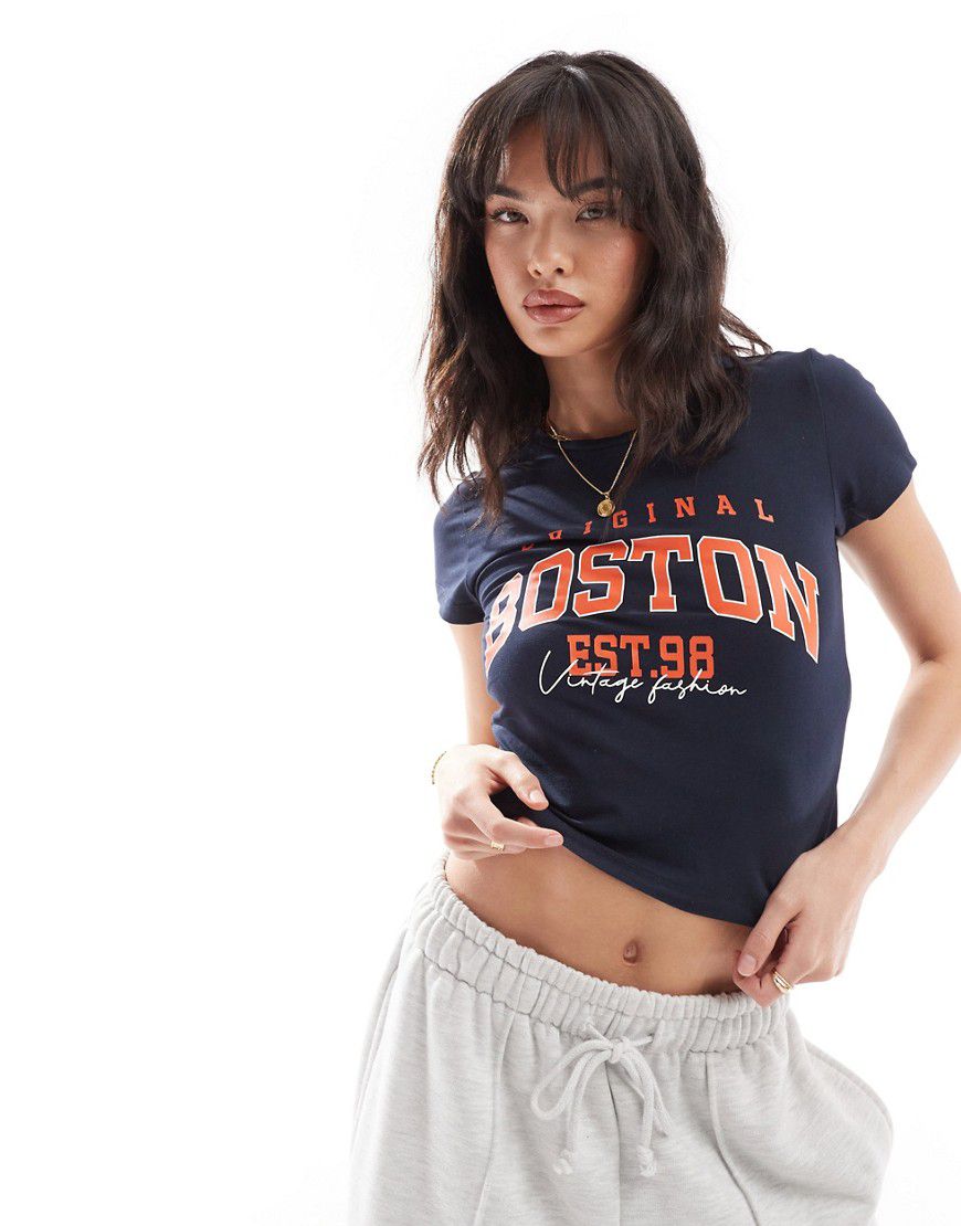 T-shirt corta con stampa "Boston" - Noisy May - Modalova