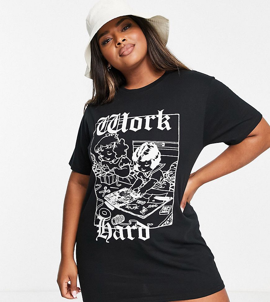New Girl Order Plus - Vestito T-shirt con stampa grafica "Word Hard Play Hard" - New Girl Order Curve - Modalova