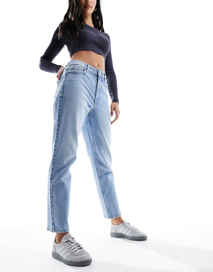 Mom jeans che esaltano la vita lavaggio medio - New Look - Modalova