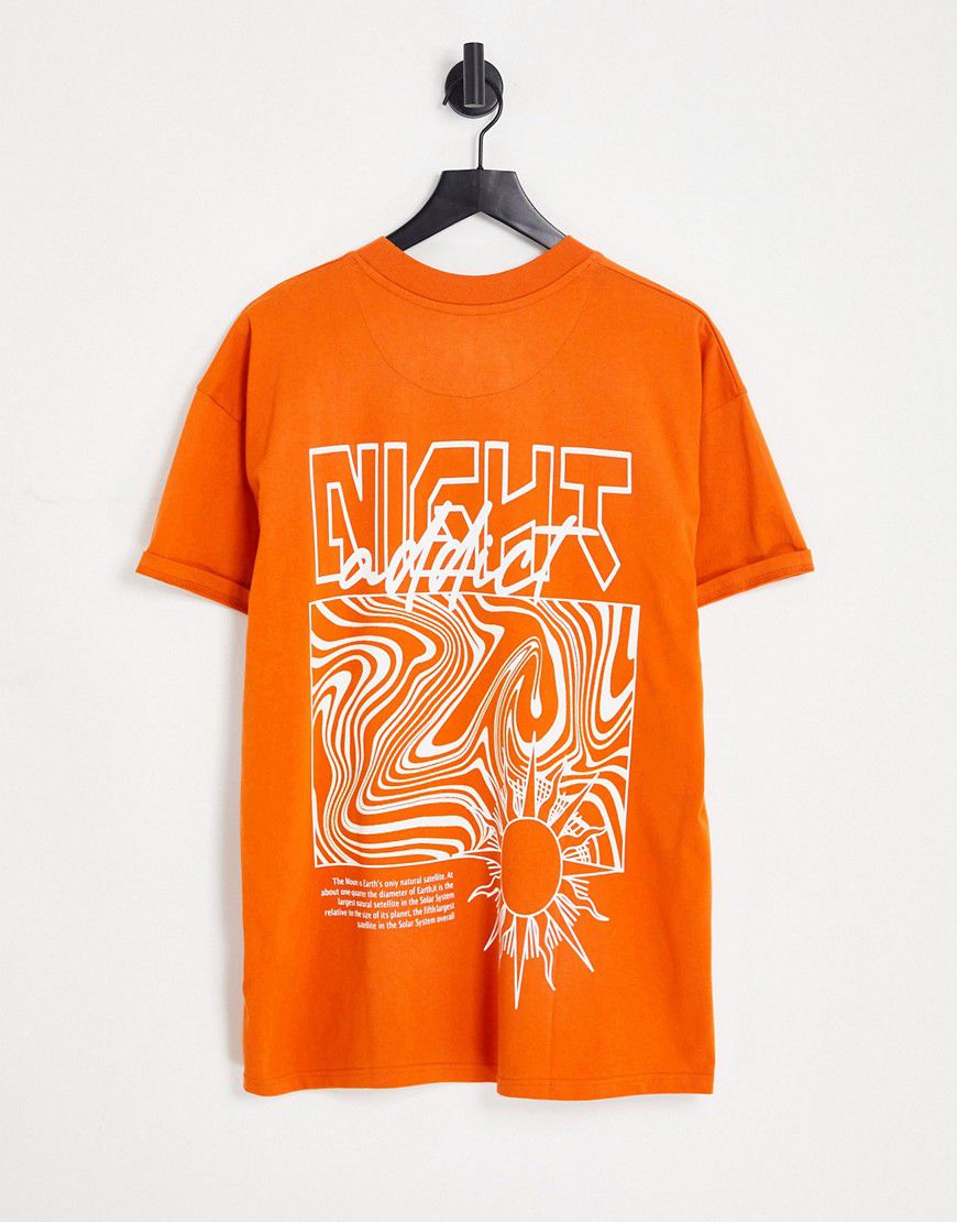 T-shirt arancione bruciato con stampa grafica sul petto - Night Addict - Modalova