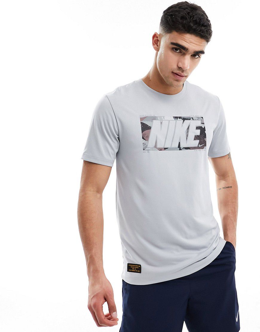 T-shirt grigia con stampa grafica mimetica - Nike Training - Modalova